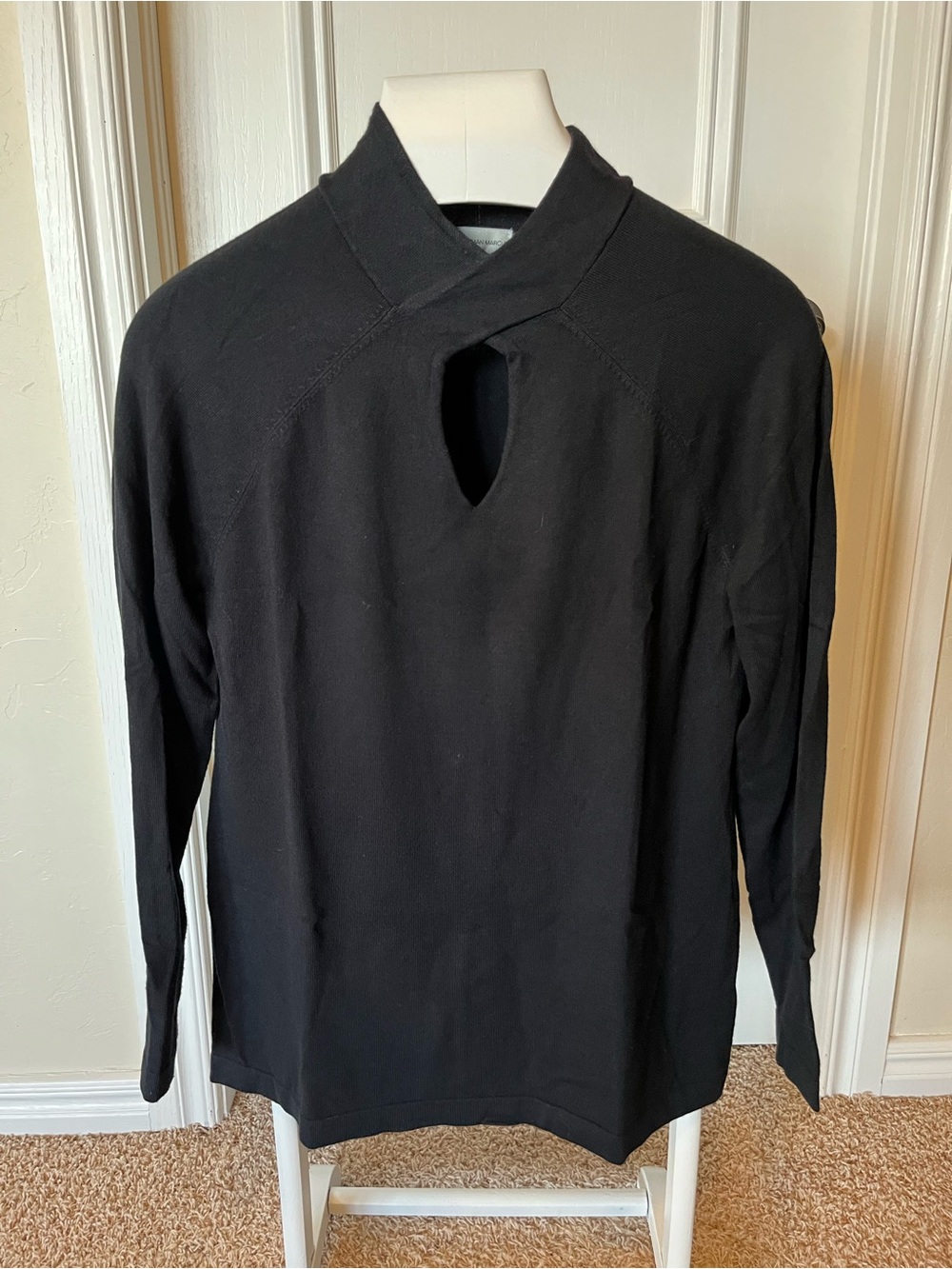 Neiman Marcus Women’s Size XL Black Keyhole Lightweight Long Sleeved Sweater
